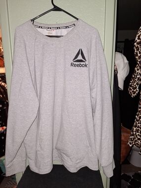 Reebok Men's Light Gray Crewneck Sweatshirt